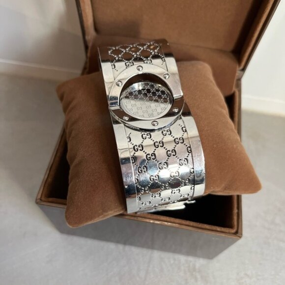 Gucci Twirl Stainless Steel Bangle Bracelet Watch - Picture 5 of 8